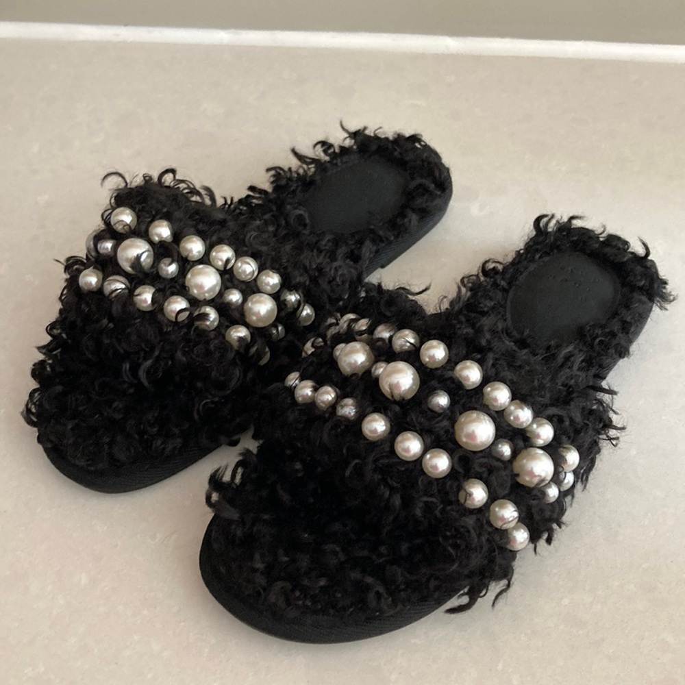 A new day slippers black pearls 6 nwot